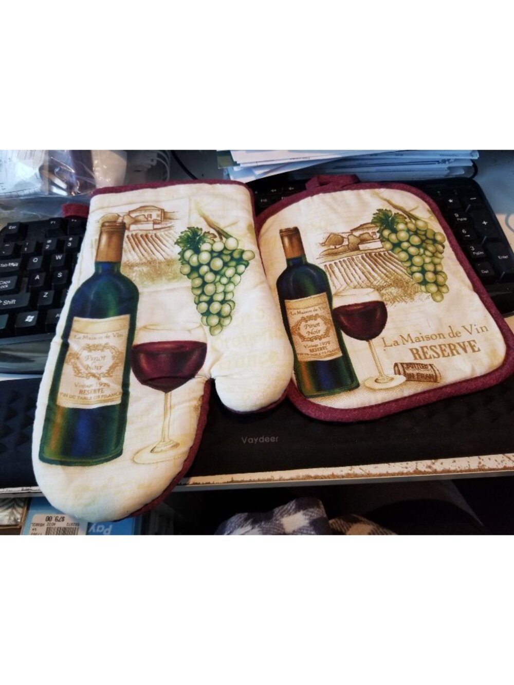 Kitchen Pot Holders  Oven MItt 2 piece White Grape Bottle and Glass